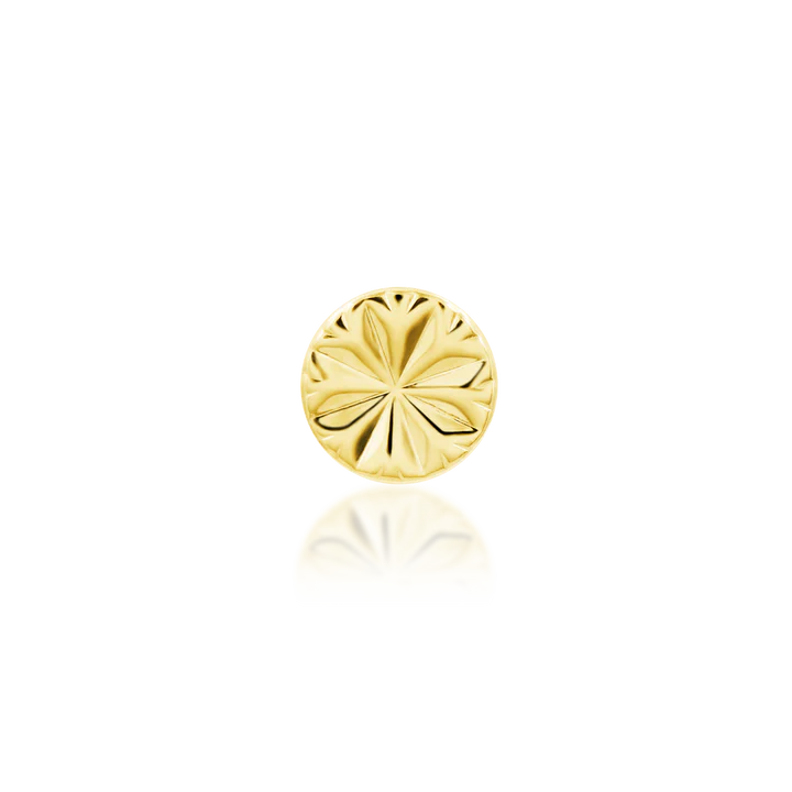 A single gold-coloured earring.